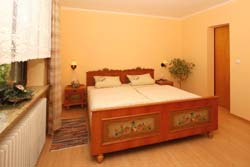 Winterurlaub Bayern in der Ferienwohnung Bayerischer Wald auf dem Bauernhof in Bayern. Ein Schlafzimmer der Ferienwohnung 2. 